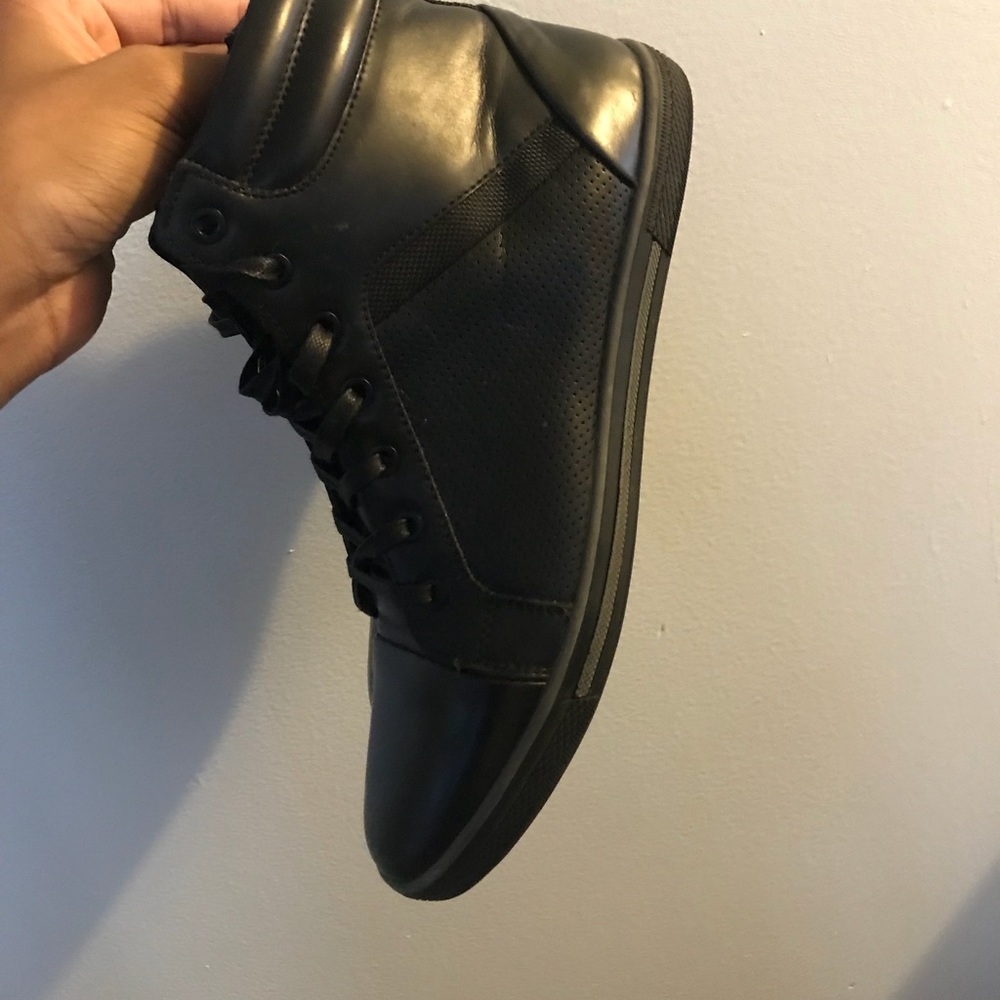 Size Us 9 Men. Leather sneakers. Kenneth Cole